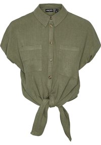 Olivově zelená lněná košile s krátkým rukávem, zapínáním na knoflíky vpředu, dvěma náprsními kapsami a detailním uzlem na spodním lemu. Obsahuje hnědé knoflíky.