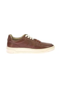 Sneaker in pelle marrone con punta arrotondata, lacci bianchi, dettagli perforati e suola in gomma color crema con motivi antiscivolo.