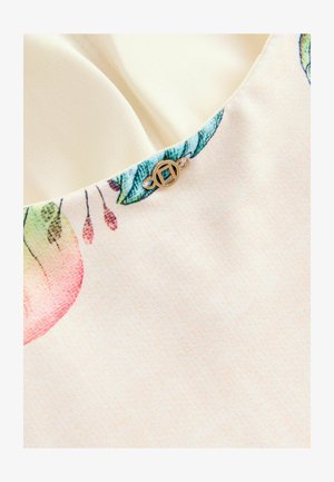 Material cu imprimeu floral în culori pastelate, cu un închizător circular din aur la gât. Textură moale și finisaj neted.