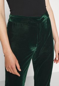 Heathe ARIYO SUIT TROUSERS - Bukse - green