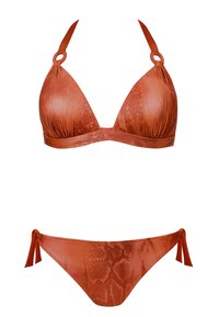 Trójkątny biustonosz bikini i pasujące majtki w teksturowanym kolorze rdzy z wzorem wąż. Posiada regulowane wiązania i okrągłe elementy metalowe.
