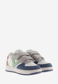 Sneaker multicolori con tomaia in pelle e suede bianco, dotate di fasce in Velcro grige, dettagli verdi e suola blu navy.