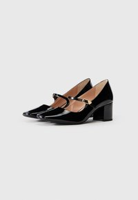 Sapatos altos de verniz negro com bico quadrado, salto grosso e uma tira estreita ao longo do pé, com um detalhe de fivela em tom dourado.