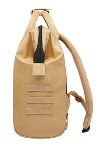 Zaino beige con design arrotondato. Presenta una zip nera, tre cinghie anteriori in tessuto e una tracolla regolabile in beige con colore a contrasto.