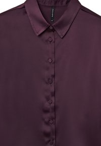 Camicia di raso viola scuro con colletto e una fila di bottoni abbinati sul davanti, con una superficie liscia e lucida.