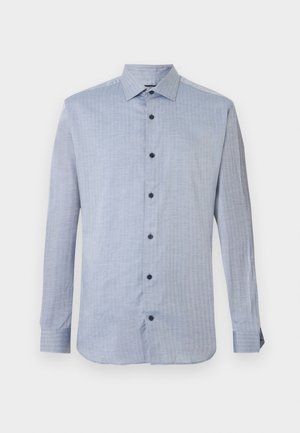 Hellblaues Herrenhemd mit langen Ärmeln, spitzem Kragen und dunklen Knöpfen, auf weißem Hintergrund dargestellt.