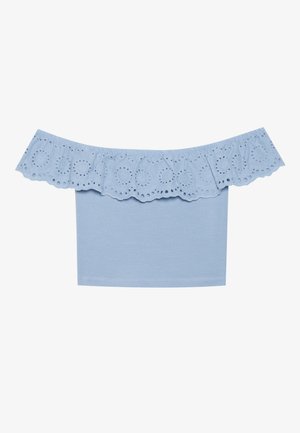 Top albastru deschis, cu umerii la vedere, având un guler volan cu decupaje tip eyelet. Material neted cu un design fitted.