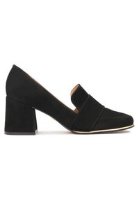 Scarpe con tacco a blocco in suede nero con punta affilata, caratterizzate da una larga fascia sulla parte superiore e un sottile accento dorato lungo la suola.