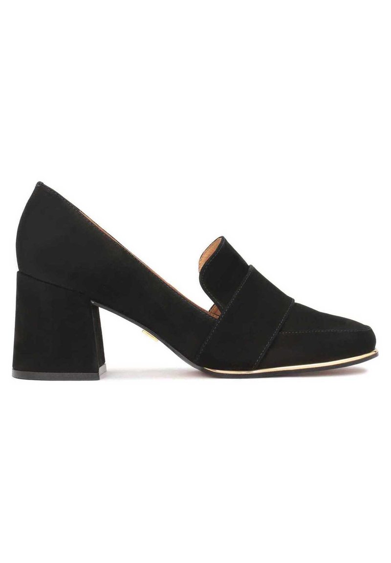 Scarpe con tacco a blocco in suede nero con punta affilata, caratterizzate da una larga fascia sulla parte superiore e un sottile accento dorato lungo la suola.