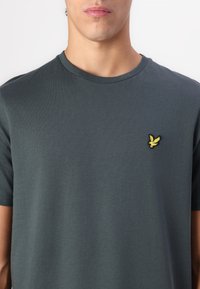 Lyle & Scott Basic póló - deep green