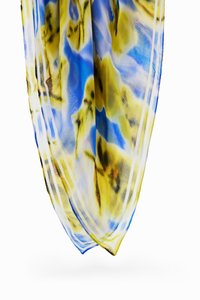 Sciarpa leggera e sottile in blu e giallo con motivi astratti. Presenta bordi a strisce bianche e una texture morbida e fluente.