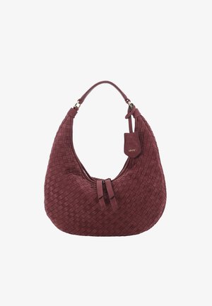 Geflochtene Handtasche aus burgunderrotem Wildleder mit einem Henkel, Reißverschluss und einem kleinen Markenanhänger, der am Träger hängt.