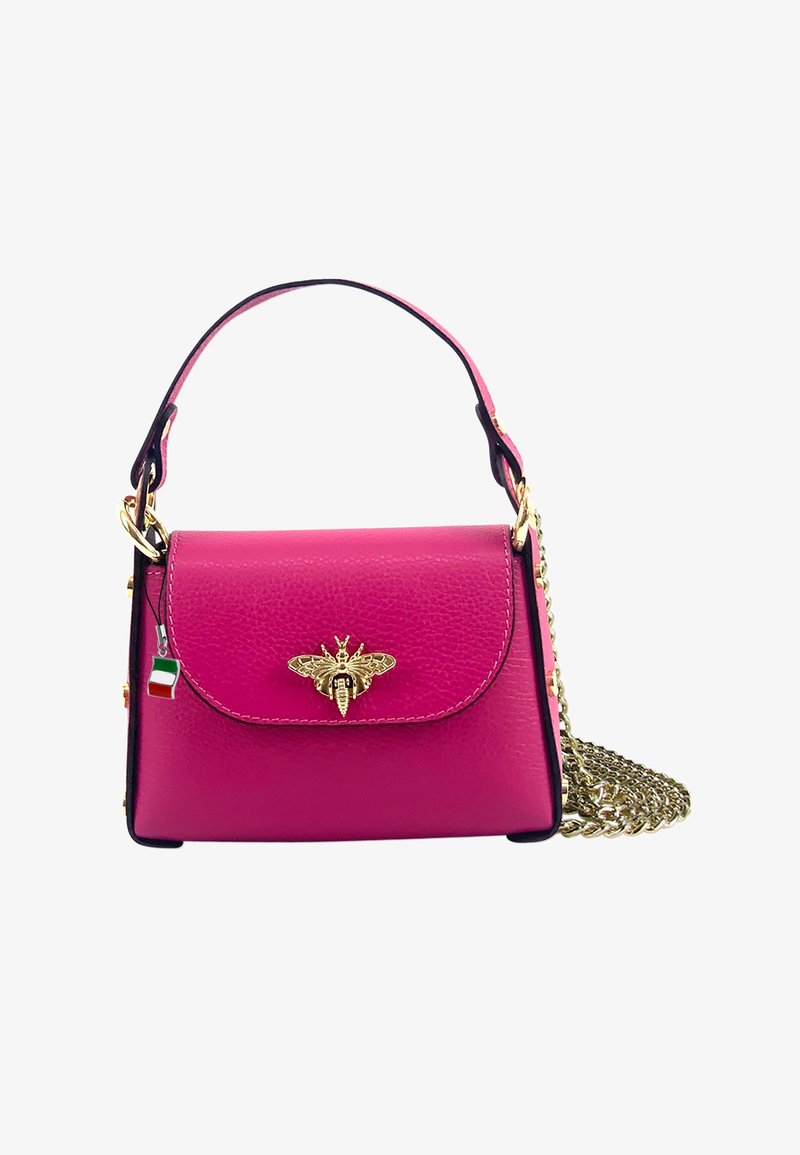 Roze leren handtas met een gestructureerd ontwerp, gouden bijenembleem en kettingband. Voorzien van een klepsluiting en een charm van de Italiaanse vlag.