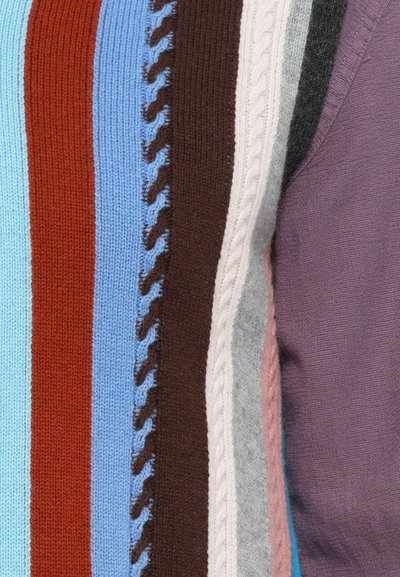 Maglione multicolore con strisce verticali in blu, rosso, marrone, rosa, grigio e grigio scuro. Presenta un motivo di maglia testurizzato e dettagli a treccia.