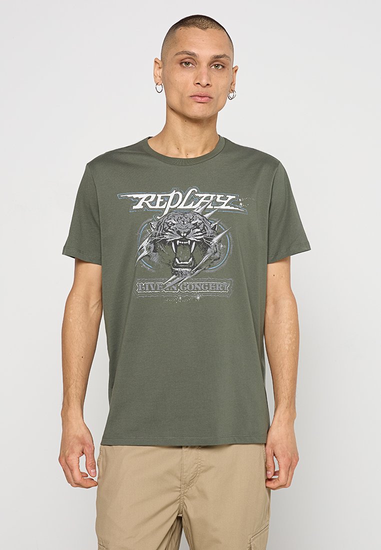 Olijfgroene katoenen t-shirt met een grafische print van een brullende tijger en de tekst "REPLAY LIVE IN CONCERT". Ronde hals, korte mouwen.