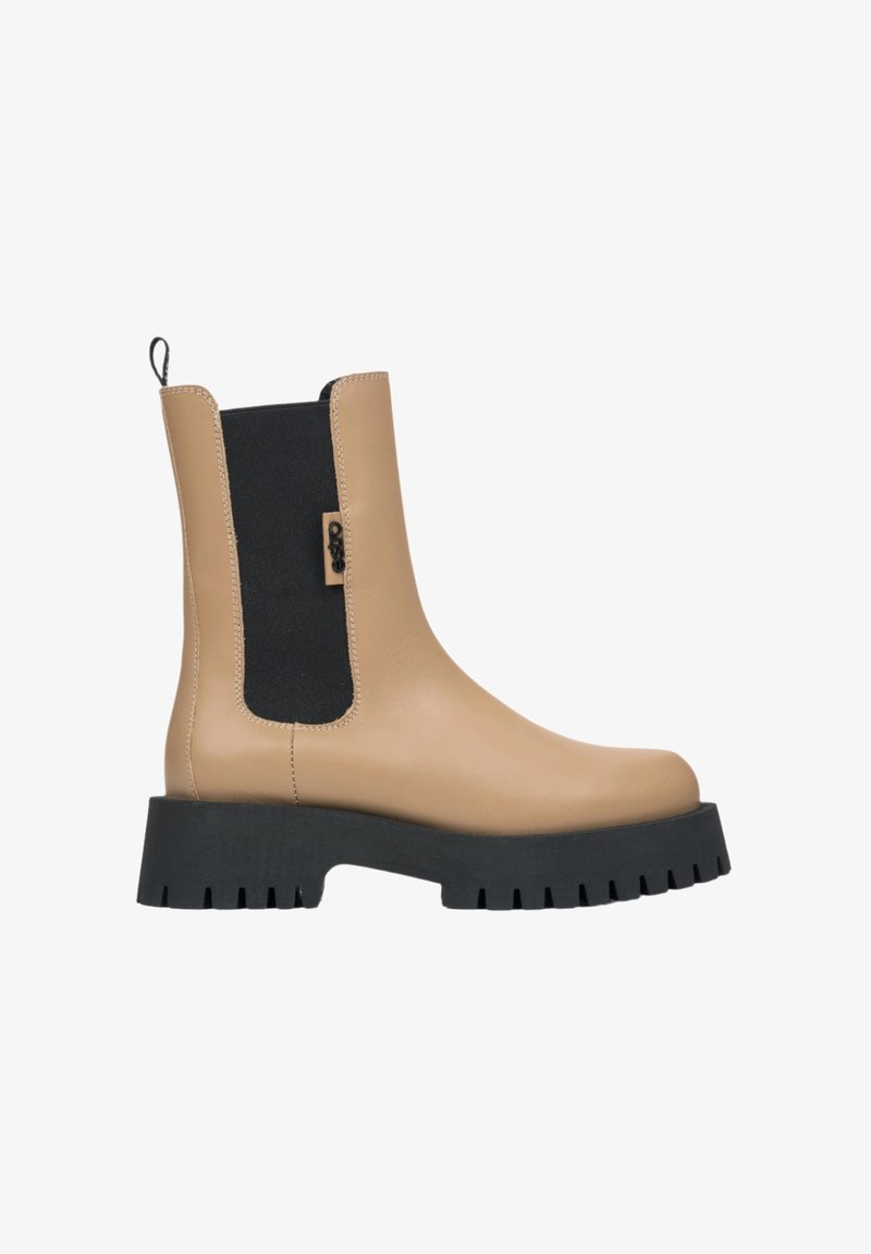 Brązowe skórzane botki sięgające kostki z czarnymi elastycznymi bokami, pętelką do zakupu oraz masywną czarną podeszwą z wyraźnym bieżnikiem.