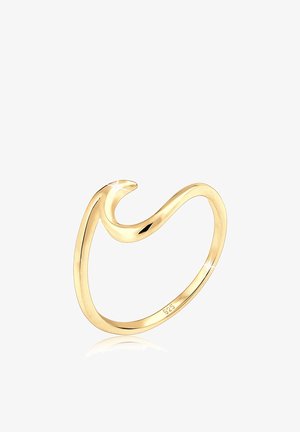 Anello in oro placcato con un design fluido e ondulato, con una finitura lucida. Marcato con "925" che indica una base in argento sterling.