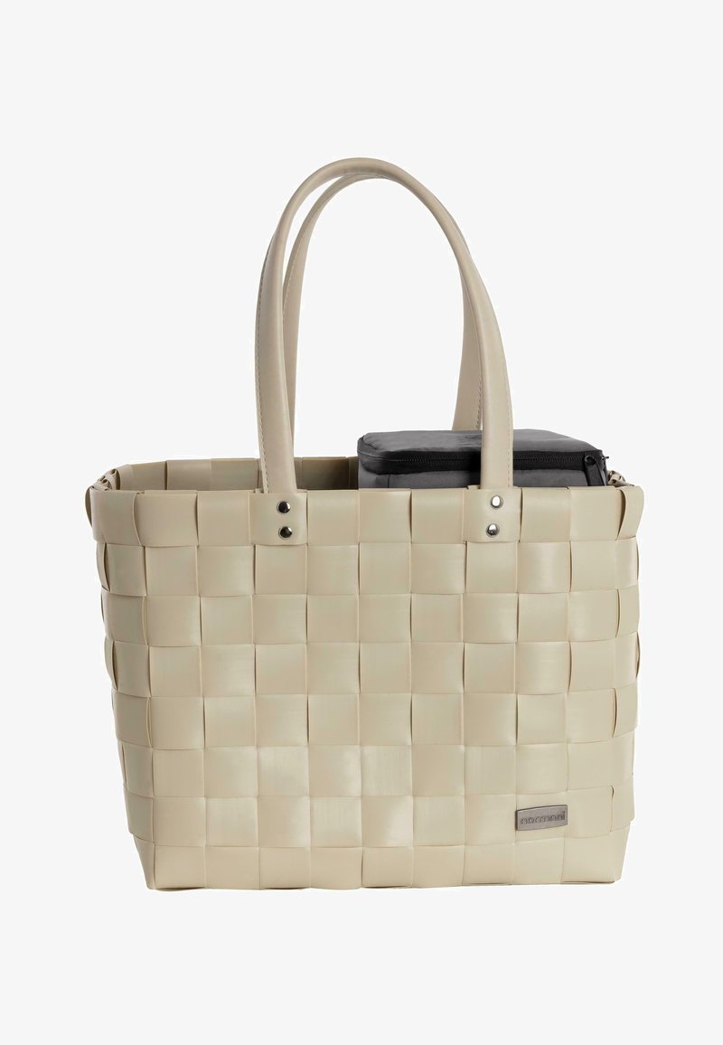 Beige gewebte Tragetasche mit einem geräumigen Innenraum. Glatte Griffe und ein graues Reißverschlussmäppchen sind im Inneren sichtbar. Silbernene Hardware-Akzente.