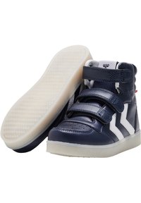 Hoch geschnittene marineblaue Sneakers mit weißen Chevron-Akzenten, strukturiertem Leder, Klettverschlüssen und einer weißen Gummisohle. Verfügt über ein perforiertes Zehendesign.