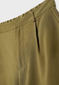 Stradivarius STRAIGHT-LEG SMART WITH PLEATS - Pantalon classique - khaki