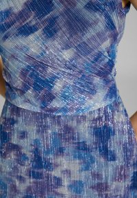 Faltenkleid in Blau- und Lila-Tönen mit einer glänzenden, strukturierten Oberfläche. Hat ein tailliertes Oberteil und einen fließenden Rock.