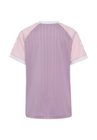 Lila sportshirt met roze raglanmouwen, witte kraag en verticale strepen. Zacht, licht materiaal met hoge ademend vermogen.