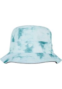 Hellblauer Bucket Hat mit einem batikartigen Muster, aus weichem Stoff, mit breiter Krempe und gestickten Details. Markenlogo an der Seite.