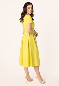 QUIOSQUE Denné šaty - yellow