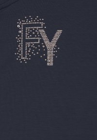 T-shirt di un blu navy scuro con un design "FY" impreziosito da cristalli e pietre sparse per texture e accento. Materiale in cotone morbido.