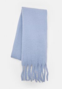 Écharpe en laine bleu clair avec une texture douce, présentant des bords frangés. Forme rectangulaire, soigneusement pliée sans motifs visibles ni accessoires.