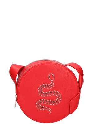 Runde rote Lederhandtasche mit strukturiertem Finish, silberner Nieten-Schlangendesign, Reißverschluss oben und verstellbarem Tragegurt. Kompakte und strukturierte Form.