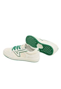 Vita sneakers med gröna accenter, texturerad kordflöjel och släta lädermaterial, med ett mönstrat gummisula och snörningsdesign.