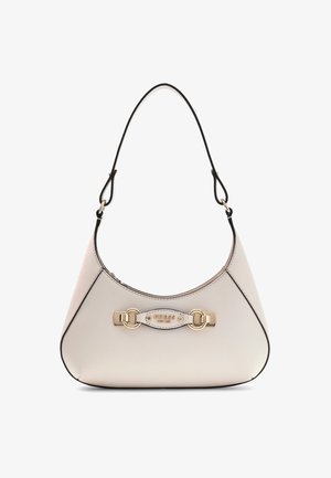Sac à main en simili cuir beige avec une forme courbée, des finitions noires, des accents en métal doré et une plaque de marque à l'avant.