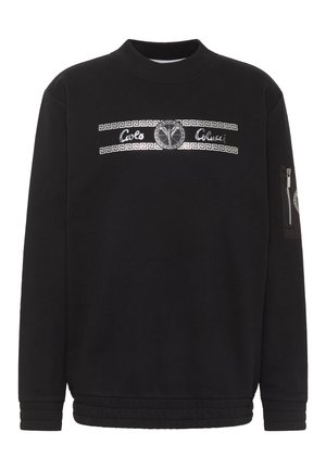 Schwarzer Sweatshirt mit hohem Rundhalsausschnitt, mit weißem Grafikdruck in der Mitte und einer mit Reißverschluss versehenen Tasche am linken Ärmel.