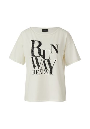 Koszulka z krótkim rękawem w kolorze kremowym z mieszanymi czarnymi teksturowanymi i nadrukowanymi literami tworzącymi napis „RUNWAY READY” na przodzie.