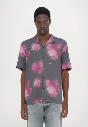 Kortermet skjorte med knapper i grått stoff med rosa blomsterdesign, med flat krage, svarte knapper og en avslappet passform.