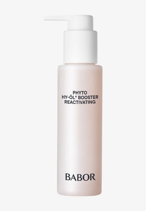 Booster Phyto Hy-Öl de Babor dans une bouteille rose translucide avec un distributeur à pompe blanc, arborant un texte noir sur son étiquette.
