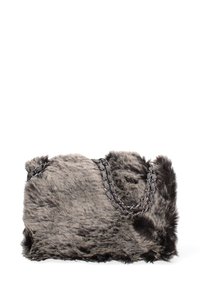 Grijze faux fur handtas met een gestructureerde oppervlakte, voorzien van een zwarte kettingband en een licht gebogen vorm. Geen extra details zichtbaar.