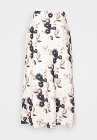 Falda blanca con estampado floral en negro y rosa, con un diseño acampanado y textura suave, adecuada para uso informal.