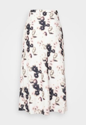 Falda blanca con estampado floral en negro y rosa, con un diseño acampanado y textura suave, adecuada para uso informal.