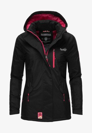 Giacca nera isolante con dettagli rosa, cappuccio removibile, tasche con zip e dettaglio del logo. Texture liscia, design di lunghezza media.