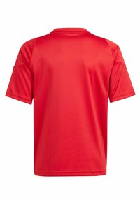 Jersey rosso a maniche corte con una finitura liscia, colletto rotondo e accenti bianchi a contrasto sulle spalle. Nessun design grafico o logo.