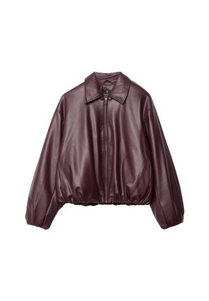 Kurzka z bordowej sztucznej skóry z przednim zamkiem błyskawicznym, dużym kołnierzem i elastycznym dołem, z efektownymi, puszystymi rękawami.