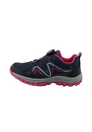 Donkerblauwe en roze wandelschoen met grijze zool, vetersluiting met draaiknop, mesh bovenwerk en gestructureerd profiel voor buitenactiviteiten.