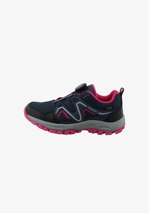 Chaussure de randonnée bleu foncé et rose avec semelle grise, fermeture à lacets par molette, dessus en mesh et semelle texturée pour activités de plein air.