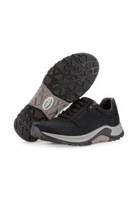 Schwarze Sport Schuhe mit einem Obermaterial aus Wildleder, grauen Akzenten, strukturiertem Gummisohle und seitlichem Reißverschluss; entwickelt für Komfort und Unterstützung.