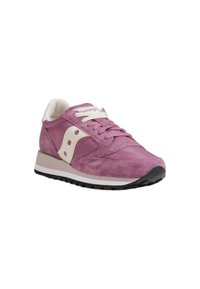 Sneaker in suede rosa con logo in pelle bianca, punta rotonda, design allacciato, collo imbottito e suola contrastante bianca e grigia.