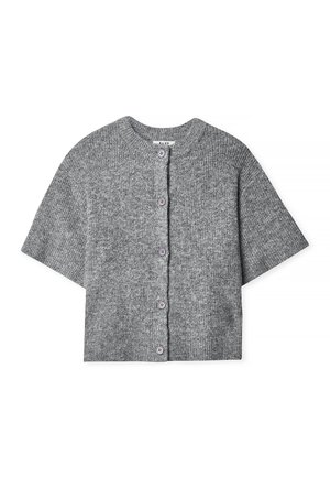 Šedý cardigan s krátkym rukávom vyrobený z texturovanej pleteniny. Má okrúhly výstrih a šesť fialových gombíkov na prednej strane.