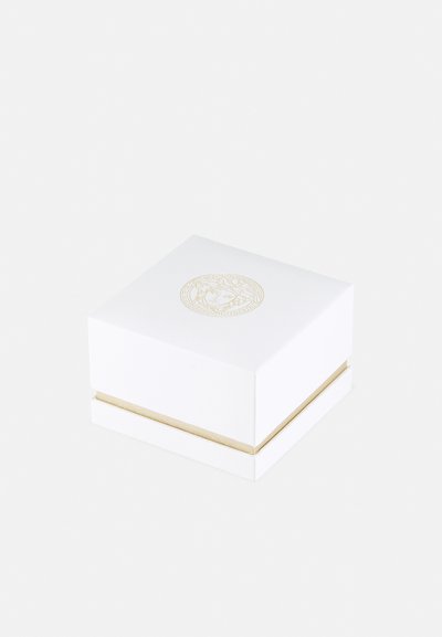 Biely štvorcový darčekový box s zlatým akcentným pásom a embosovaným kruhovým logom s dizajnom leva na vrchu. Hladký, matný povrch.