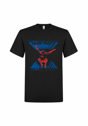 Zwart T-shirt met blauwe tekst "Hit Me Hard and Soft" en een rood-blauwe afbeelding van een persoon die springt met opgeheven armen, met "Billie Eilish" eronder.